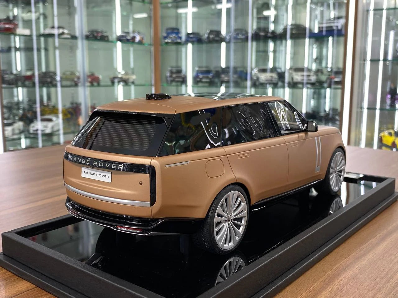1_18 Resin Land Rover Range Rover Sunset Gold Matt by MotorHelix