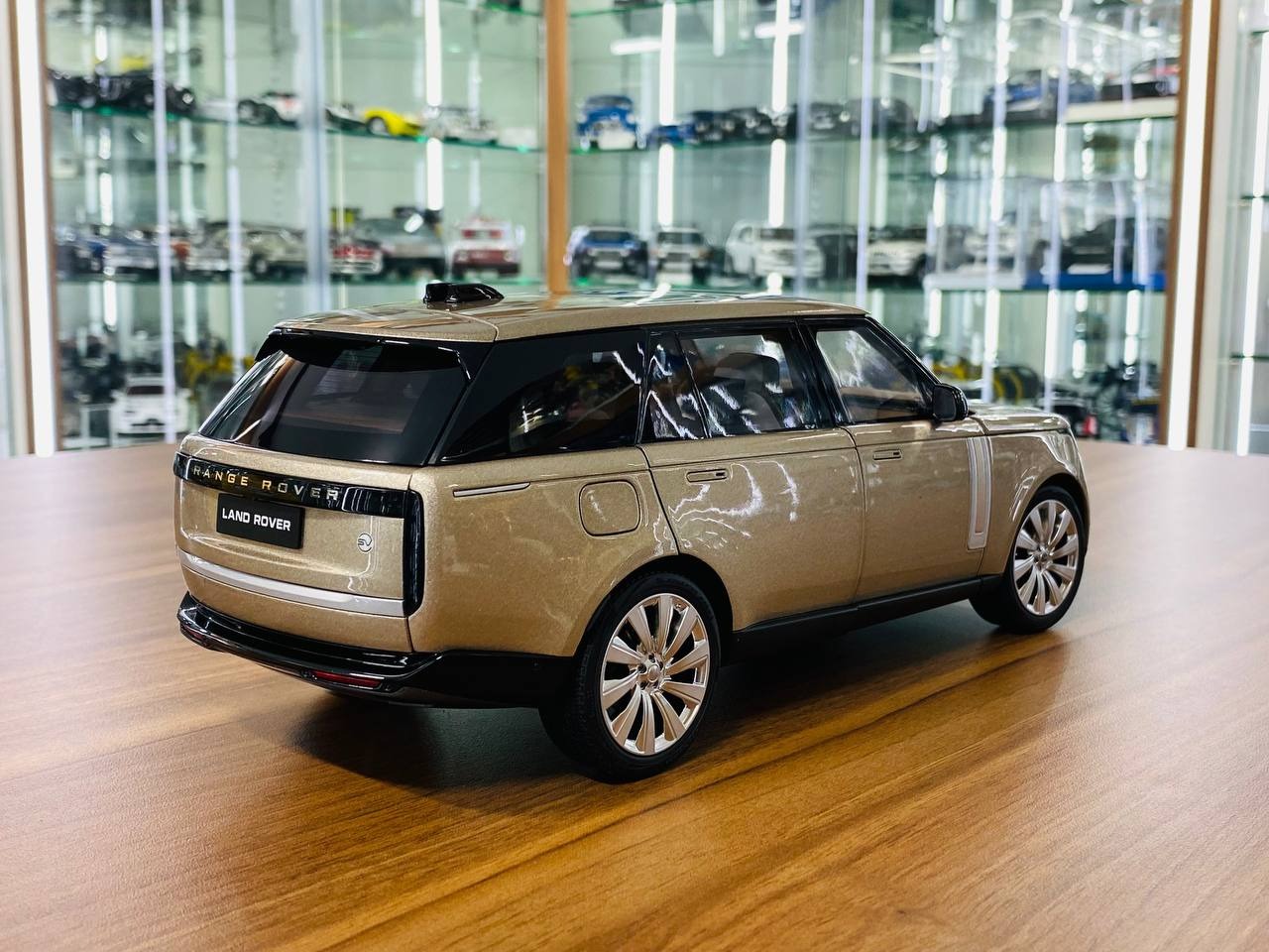 1_18 Diecast LCD Land Rover Range Rover 2022 Gold