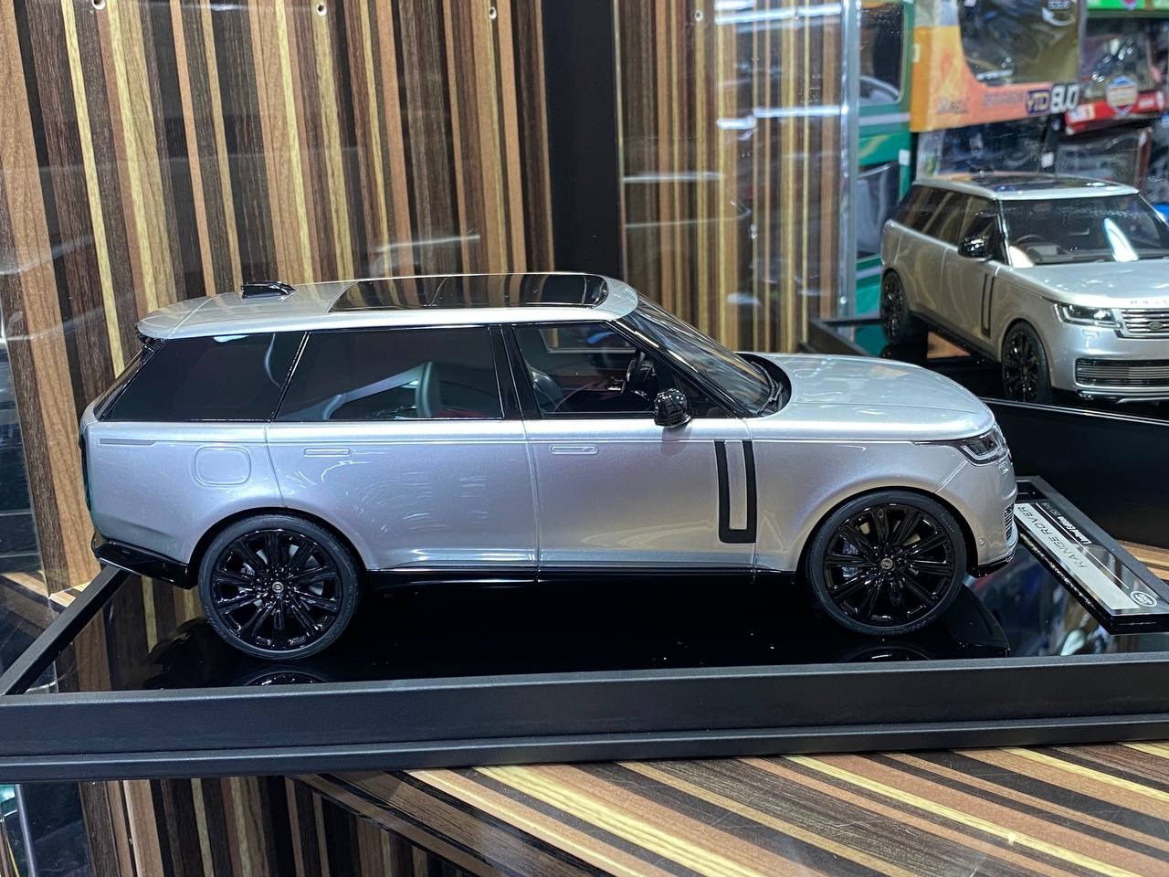 Motorhelix Land Rover Range Rover_ Limited Edition Resin Model 1_18