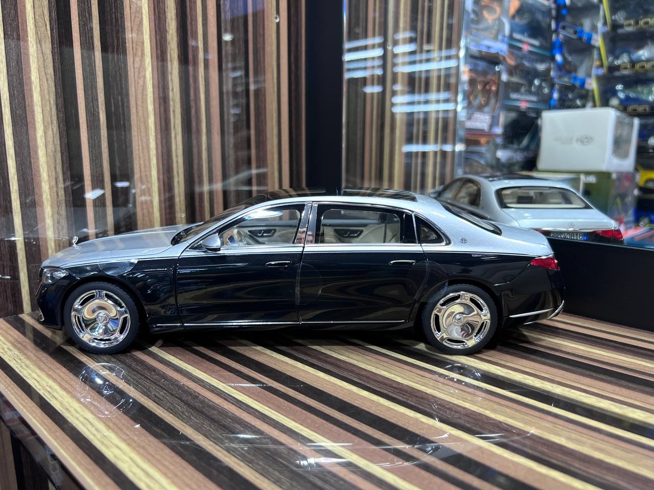 1_18 Diecast Mercedes-Maybach S-Class 2021 Silver & Black Norev Scale
