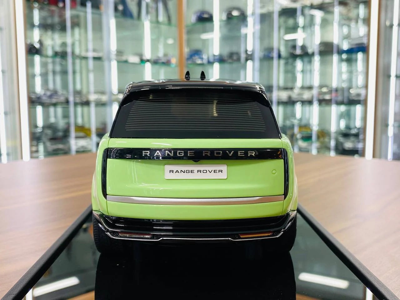 MotorHelix Range Rover Autobiography 2022 – 1_18 Resin ,Light Green