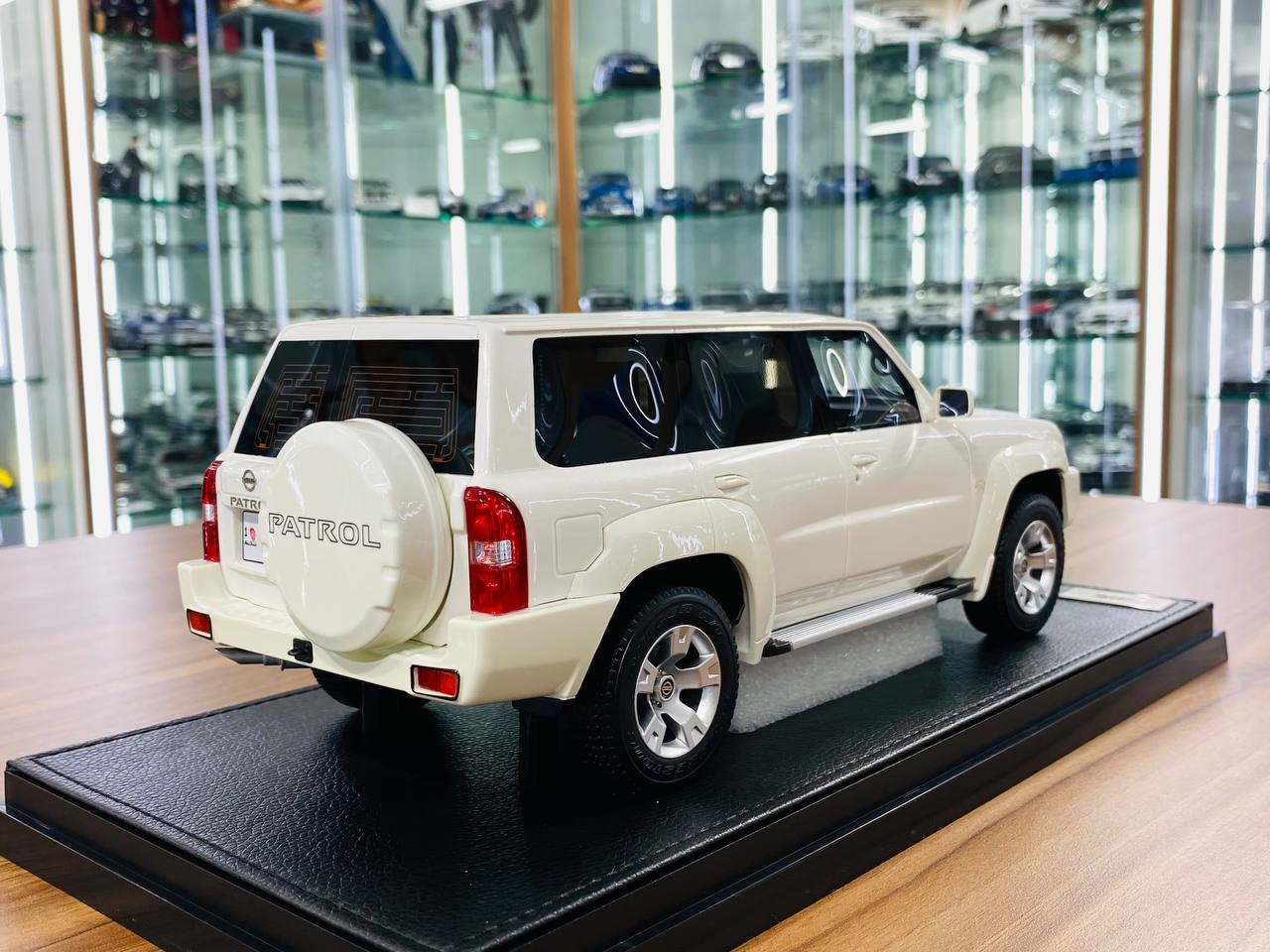 Ivy Model 1_18 Nissan Patrol Safari Y61 – White, Limited Edition