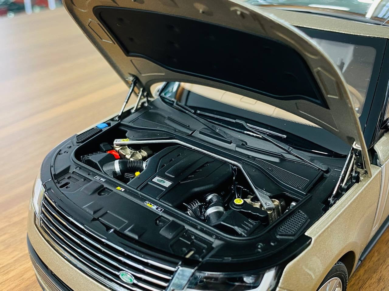 1_18 Diecast LCD Land Rover Range Rover 2022 Gold