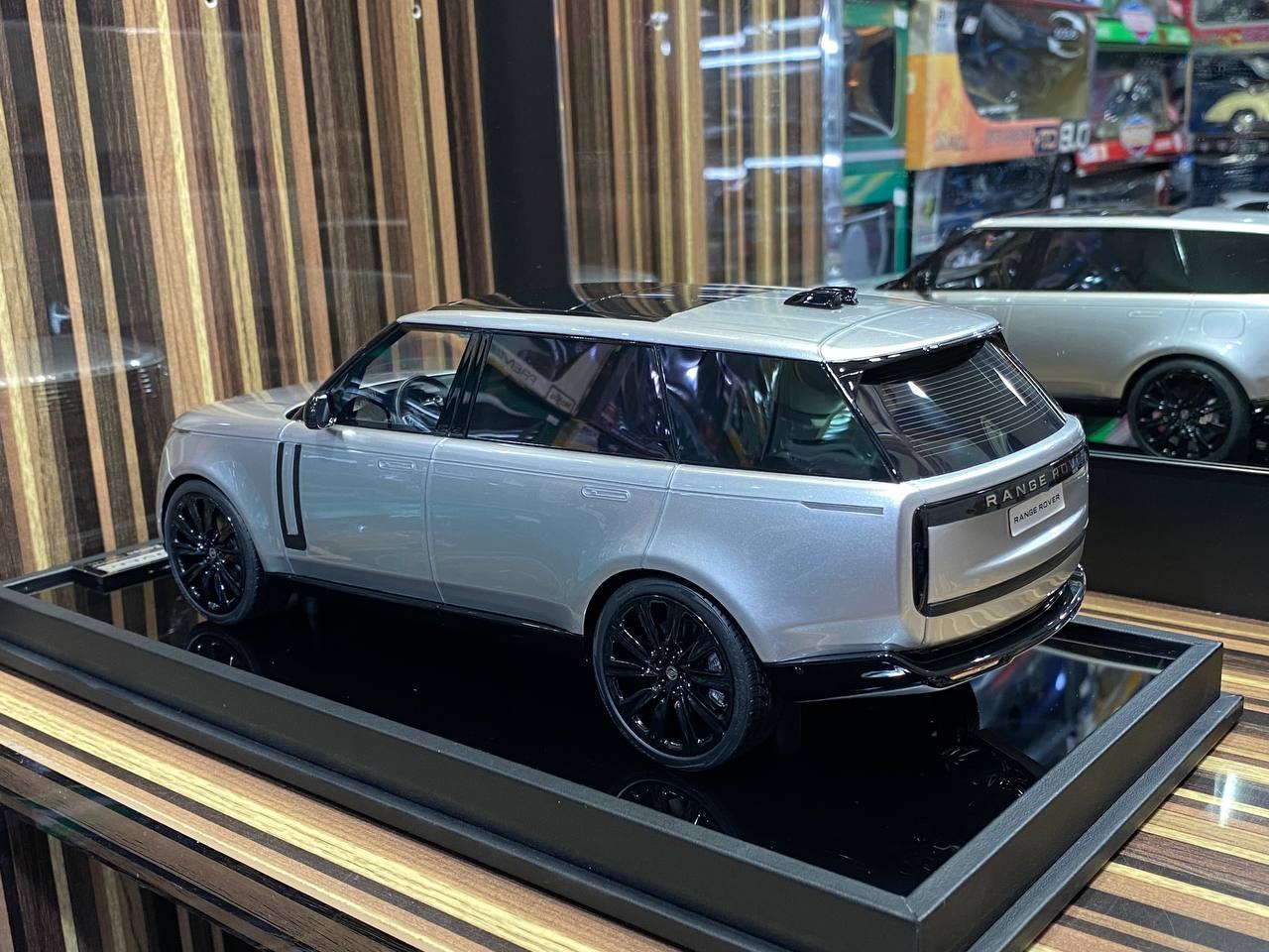 Motorhelix Land Rover Range Rover_ Limited Edition Resin Model 1_18