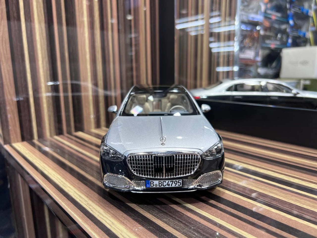 1_18 Diecast Mercedes-Maybach S-Class 2021 Silver & Black Norev Scale