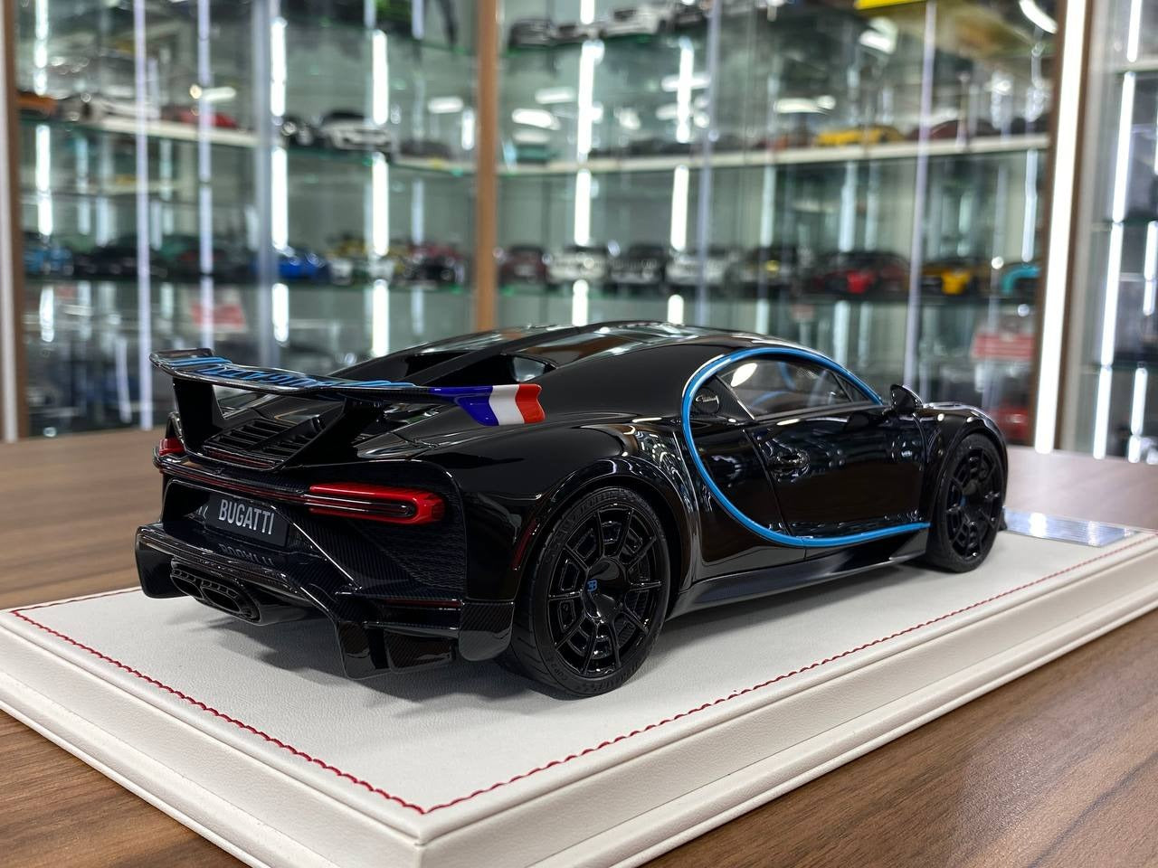 1/18 Resin Model Bugatti Chiron Sport Davis & Giovanni Gloss Black