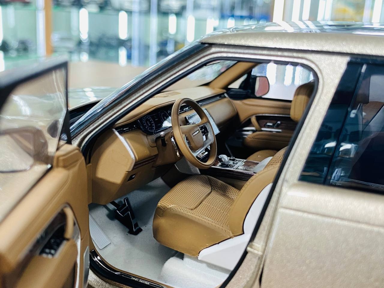 1_18 Diecast LCD Land Rover Range Rover 2022 Gold