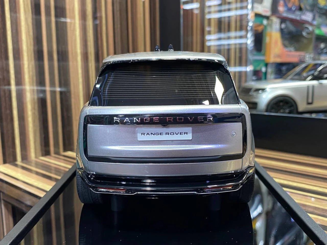 Motorhelix Land Rover Range Rover_ Limited Edition Resin Model 1_18