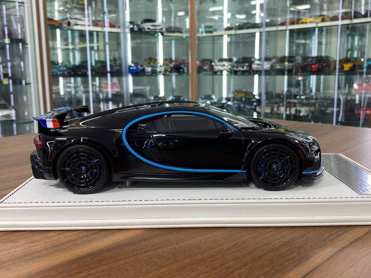 1/18 Resin Model Bugatti Chiron Sport Davis & Giovanni Gloss Black