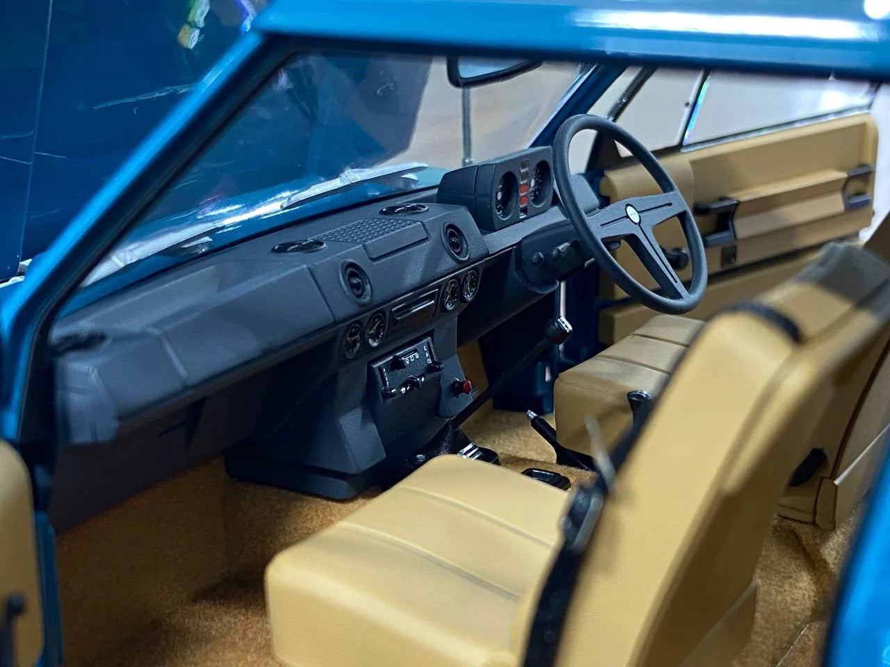 1_18 Diecast Land Rover Range Rover 2 Doors 1970 Blue Almost Real