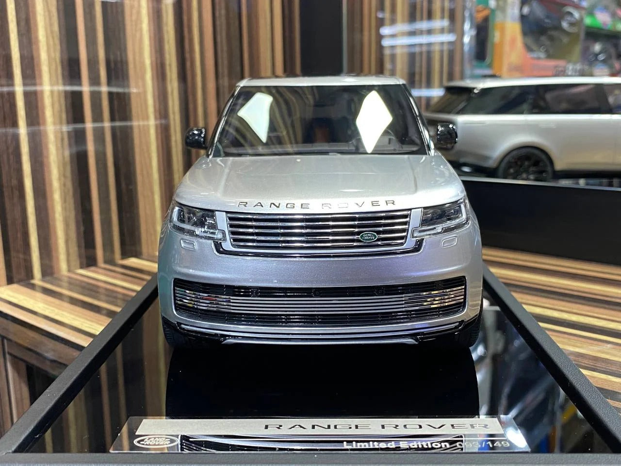 Motorhelix Land Rover Range Rover_ Limited Edition Resin Model 1_18