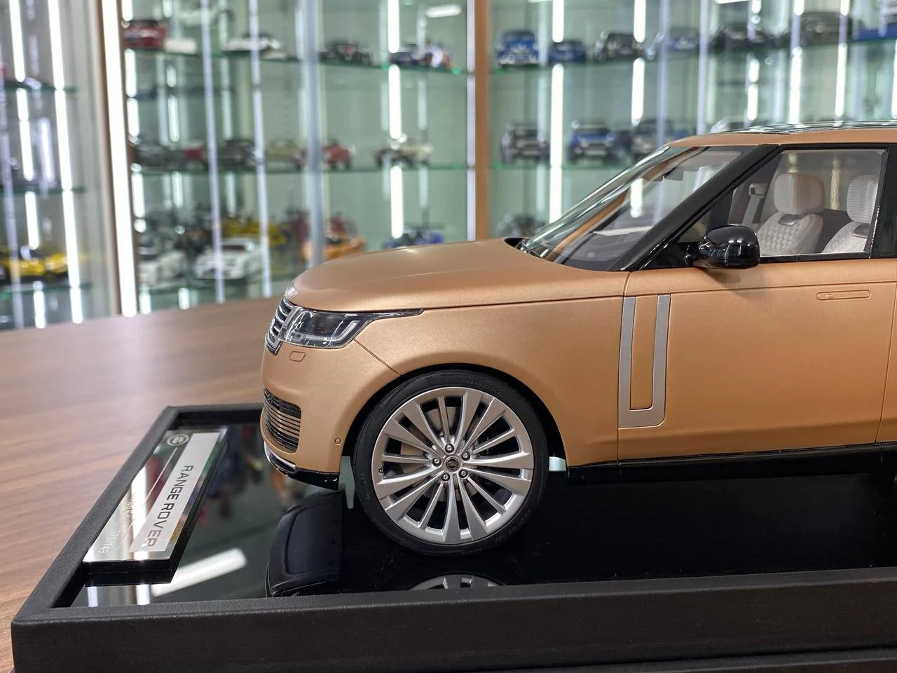 1_18 Resin Land Rover Range Rover Sunset Gold Matt by MotorHelix