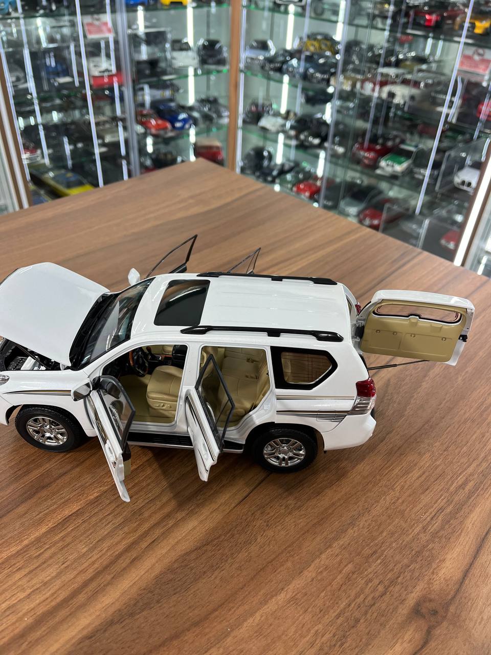 1/18 Diecast full opening Faw Toys Land Cruiser PRADO 2009 White