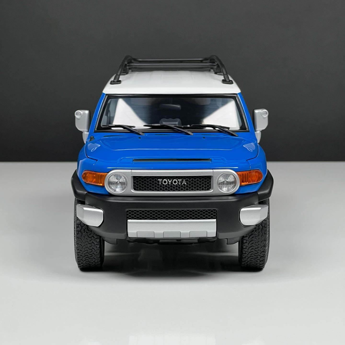 1/18 Diecast Toyota FJ Cruiser Silver by AUTOart Scale Model Car
SKU:Dturmandot_0891