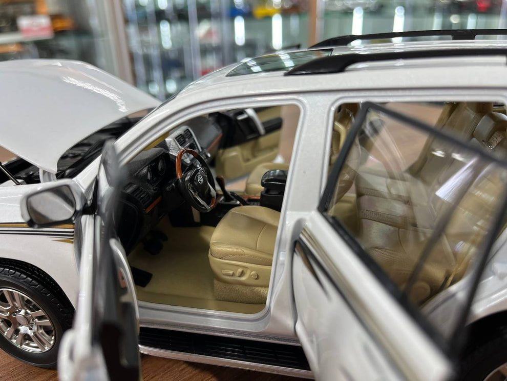 1/18 Diecast full opening Faw Toys Land Cruiser PRADO 2009 White